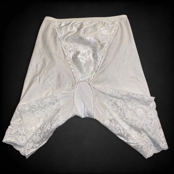 Vintage White Lace Intimate Shorts - Picture 7 of 7
